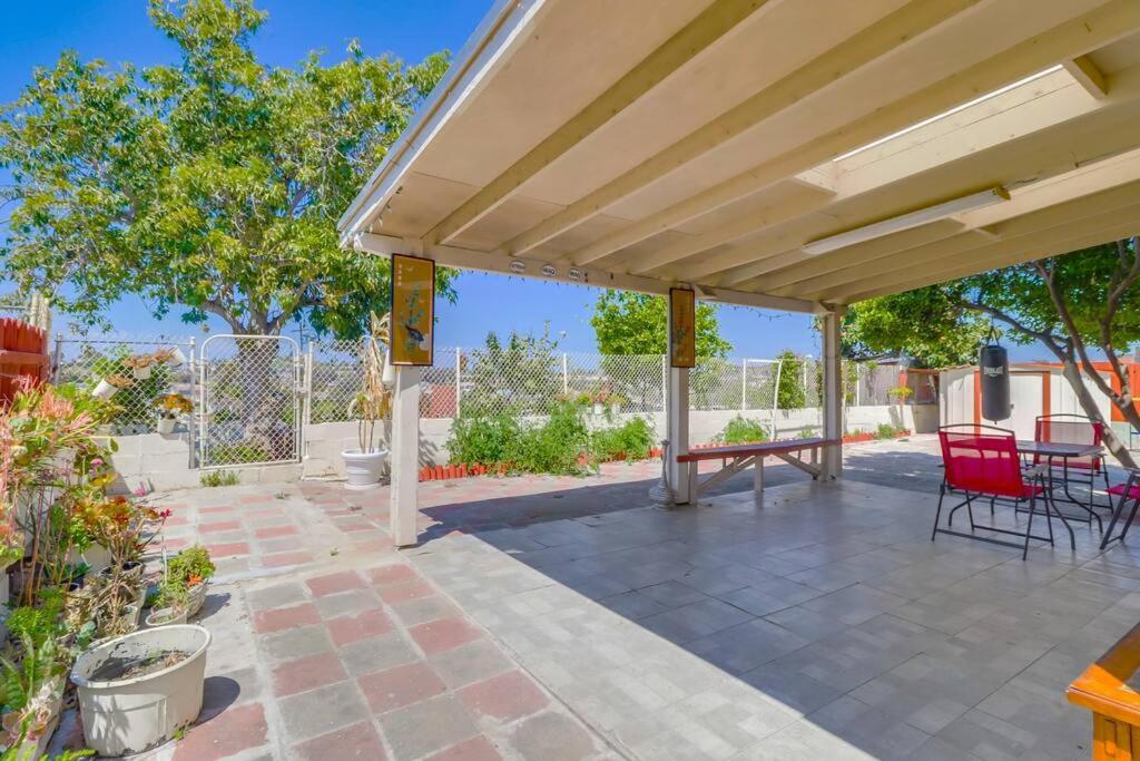 Casa de férias Entire Private 4-bedroom House W Garage, Big Yard, King Bed, Baby Crib *