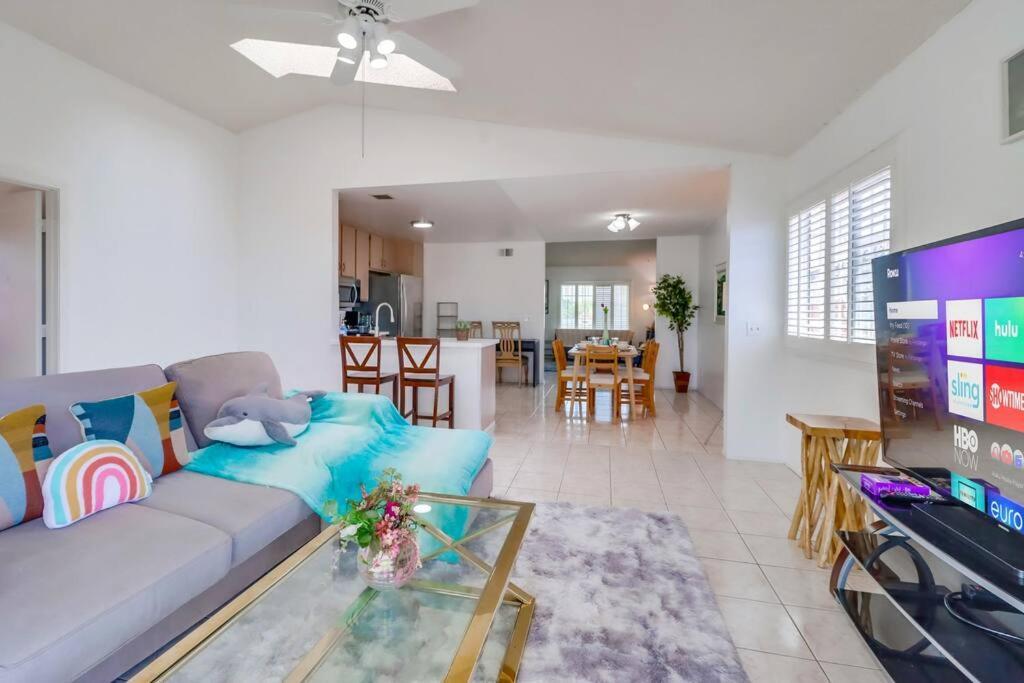 Entire Private 4-bedroom House W Garage, Big Yard, King Bed, Baby Crib Casa de férias *