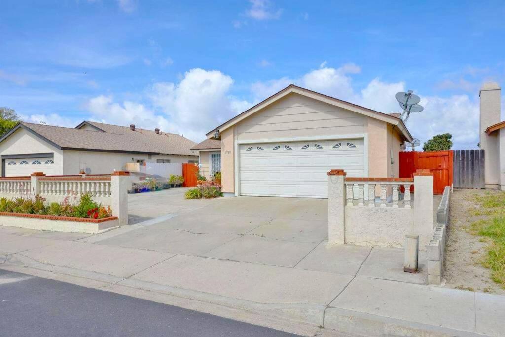 Entire Private 4-bedroom House W Garage, Big Yard, King Bed, Baby Crib Casa de férias San Diego