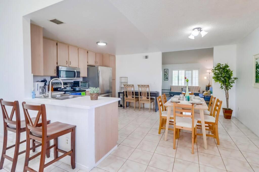 Entire Private 4-bedroom House W Garage, Big Yard, King Bed, Baby Crib Casa de férias *