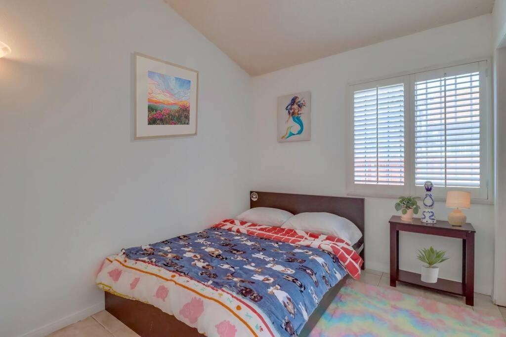 Entire Private 4-bedroom House W Garage, Big Yard, King Bed, Baby Crib Casa de férias San Diego